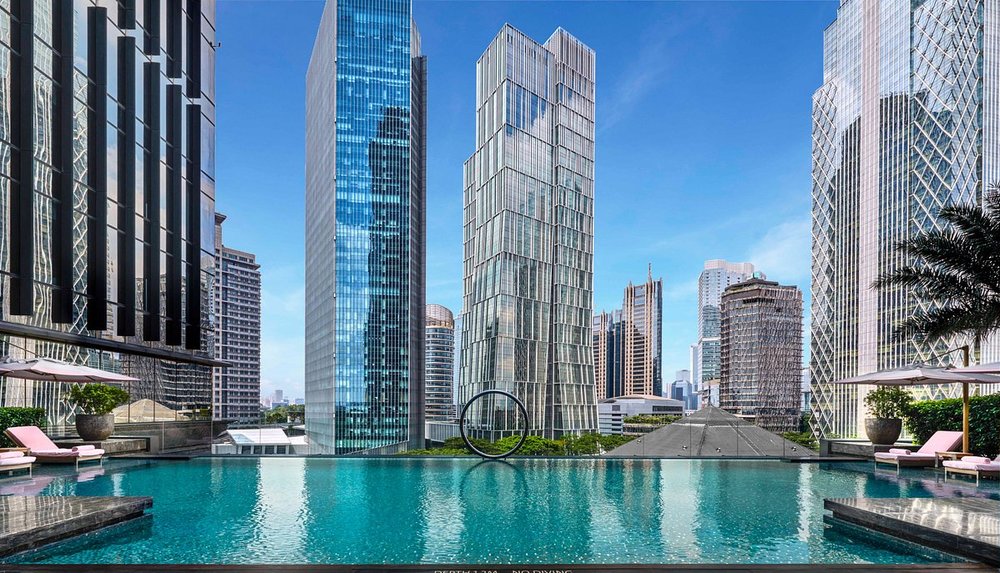 The Langham Jakarta Outdoor Swimming Pool