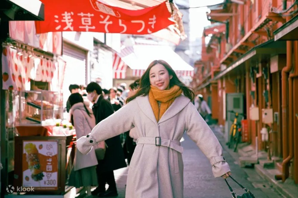 Young woman posing in the middle of a busy street in Tokyo