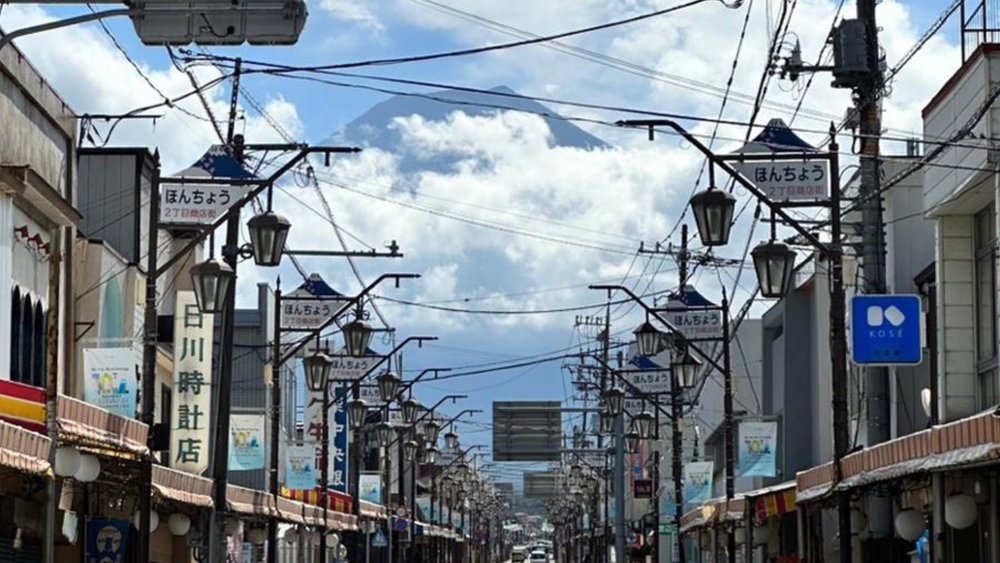 Japan's crown jewel, Fuji-san stands tall. Image credits to Elliot