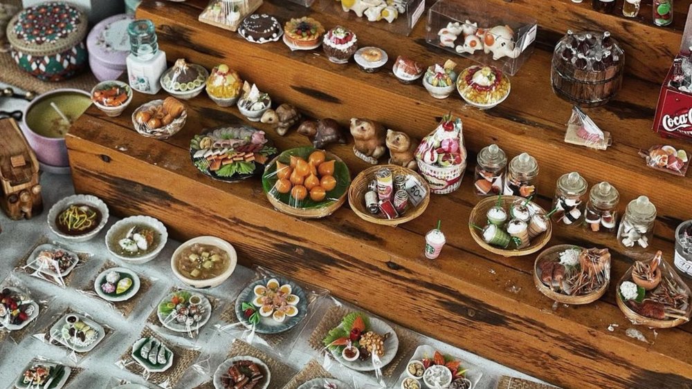 Explore the enchanting Phuket Weekend Market, a world of treasures, curios, and culinary delights! Credits: @cafe.youngsugar on Instagram