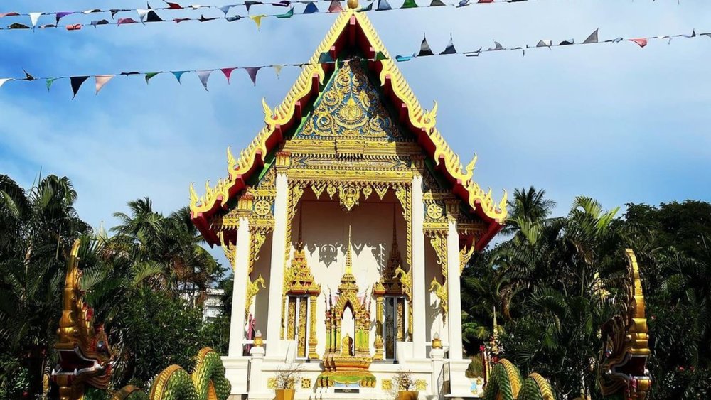 Discover the allure of Karon Temple Market, an evening destination where exotic charm meets budget shopping. Credits: @adischletten_on_tour_ on Instagram