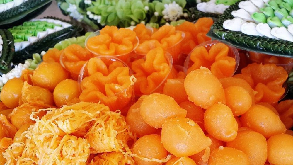 End your meal with a traditional Thai dessert. Credits to @narmsutyanin on Instagram]