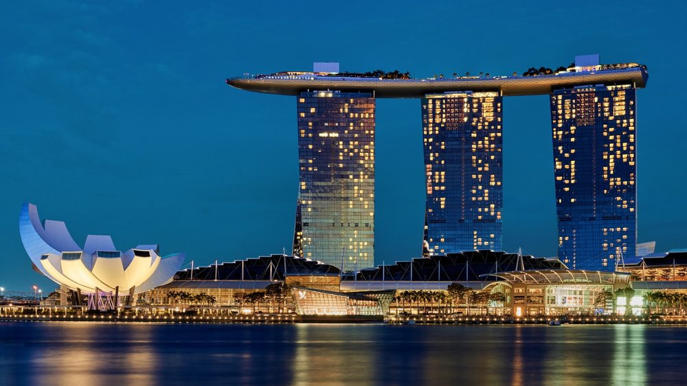 Sip a cocktail at one of the many rooftop bars, and encounter a panoramic view of Marina Bay during a pearler or a stunning sunset. Credits: Partha Narasimhan on Unsplash