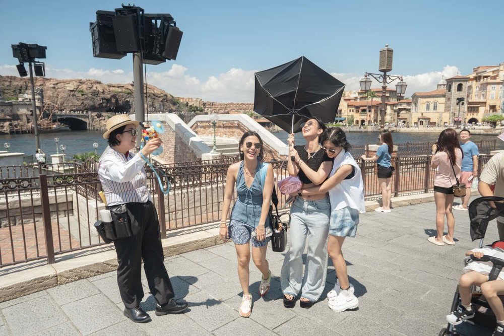 Tokyo DisneySea - Sheila Dara, Fita Anggriani, Adinda Thomas with Staff