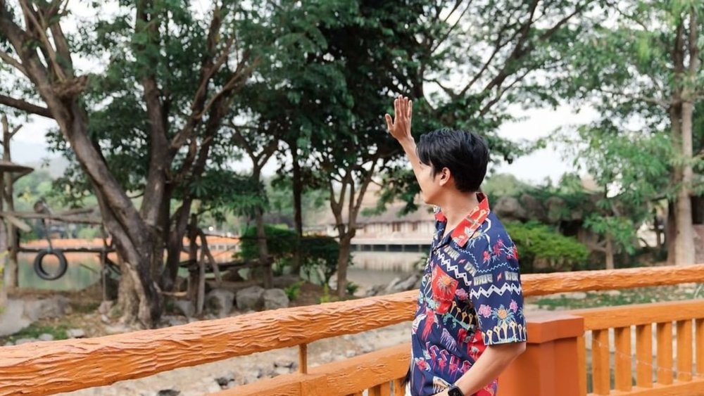 Wave hello to friendly animals that come to life at night! Credits to @maiwarit_official on Instagram