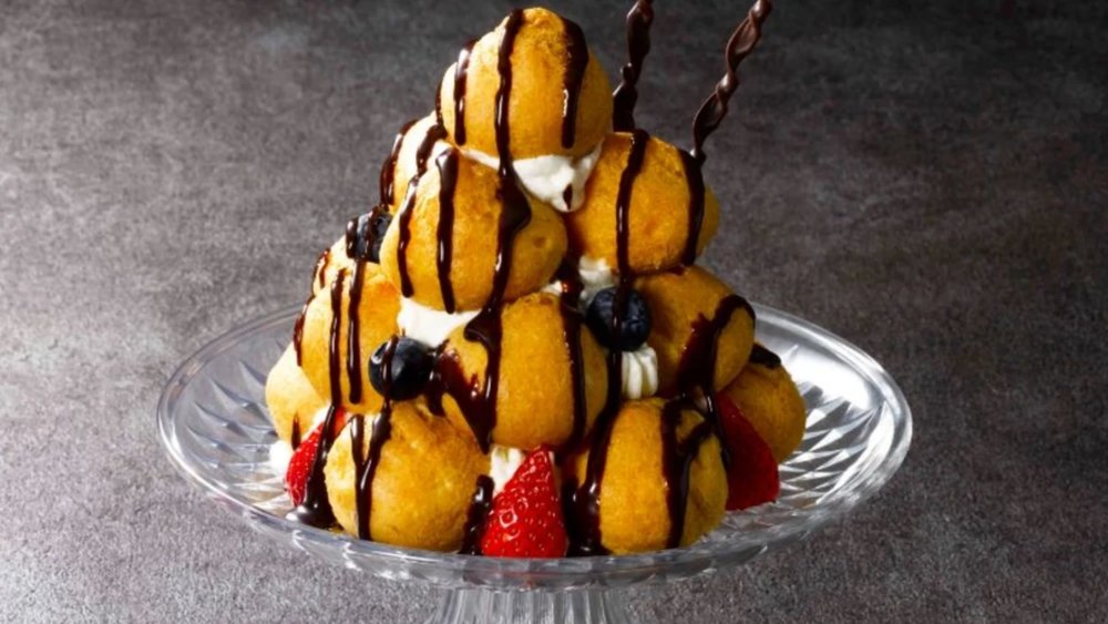 Slughorn Surprise, a dessert composed of deep fried balls of dough drizzled in chocolate sauce