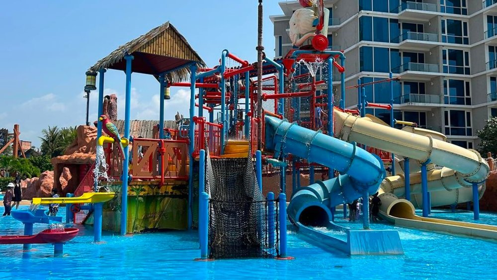 Let the water slides take you around the world at Splash Jungle Water Park! Credits: @hs9fex on Instagram