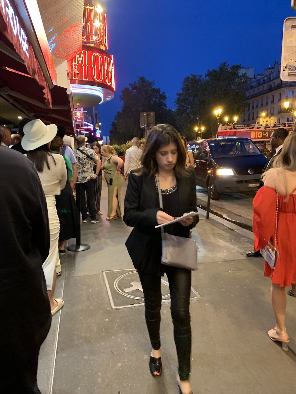 11202 8406 Moulin Rouge outside