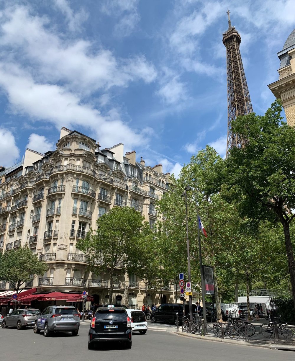 ヴェルサイユ宮殿　エッフェル塔とホテル