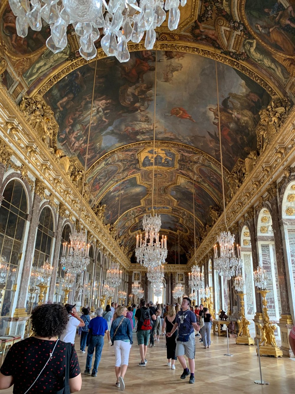 ヴェルサイユ宮殿　天井画と複数のシャンデリア
