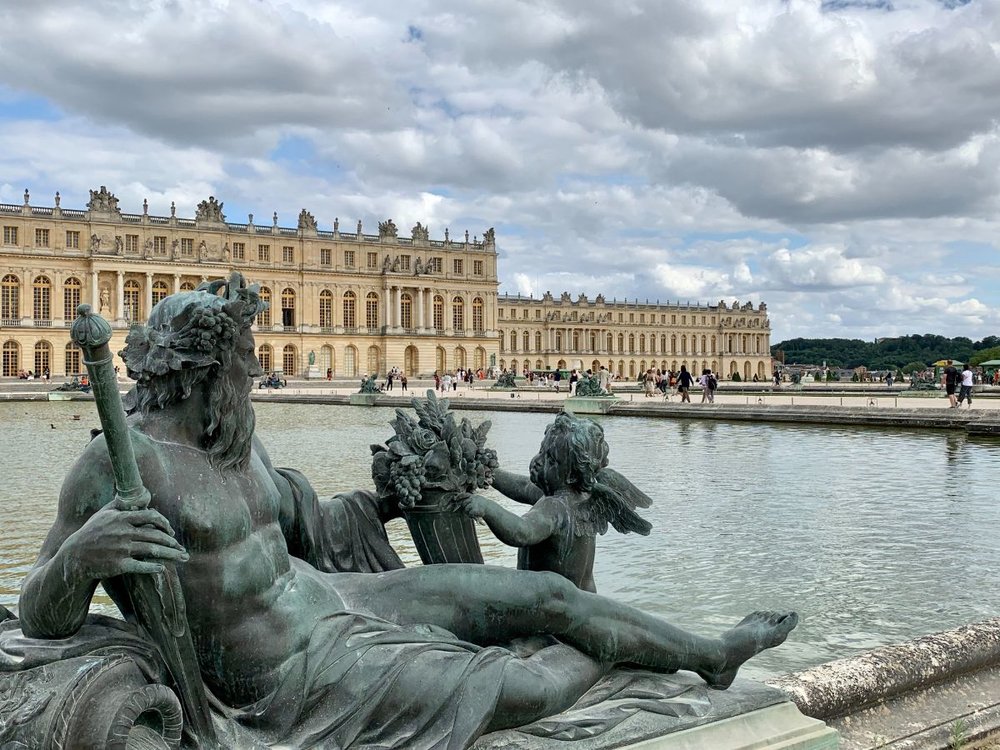 ヴェルサイユ宮殿　池の前の彫刻
