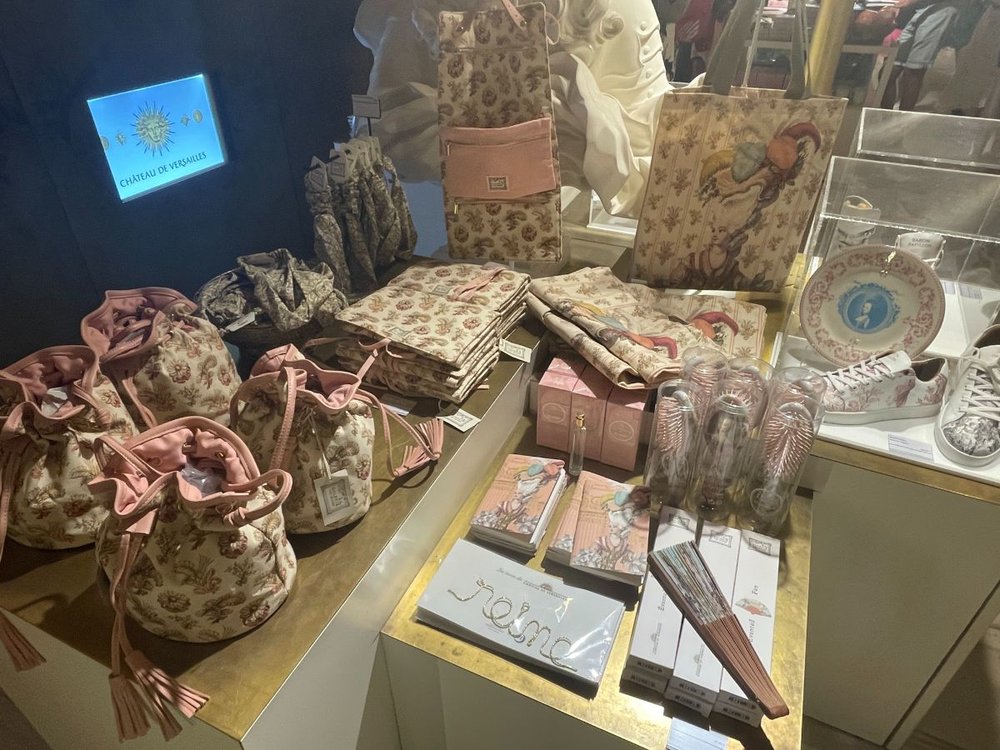 ヴェルサイユ宮殿　お土産（ポーチ、スニーカー）