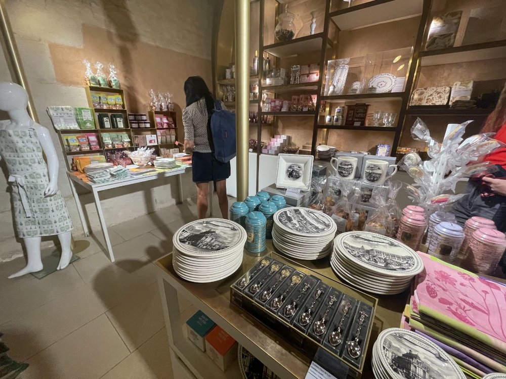 ヴェルサイユ宮殿　お土産（お皿、マグカップ）