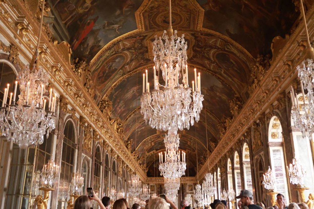 ヴェルサイユ宮殿　鏡の間（複数のシャンデリア）