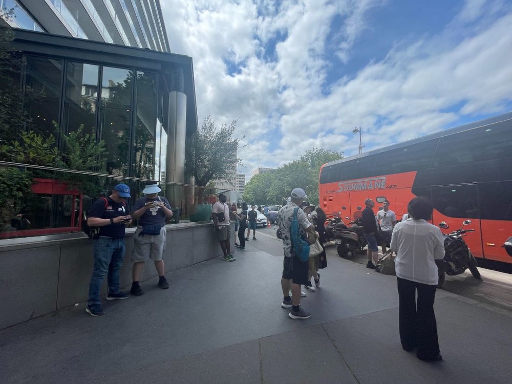 ヴェルサイユ宮殿　オレンジのバスと人々