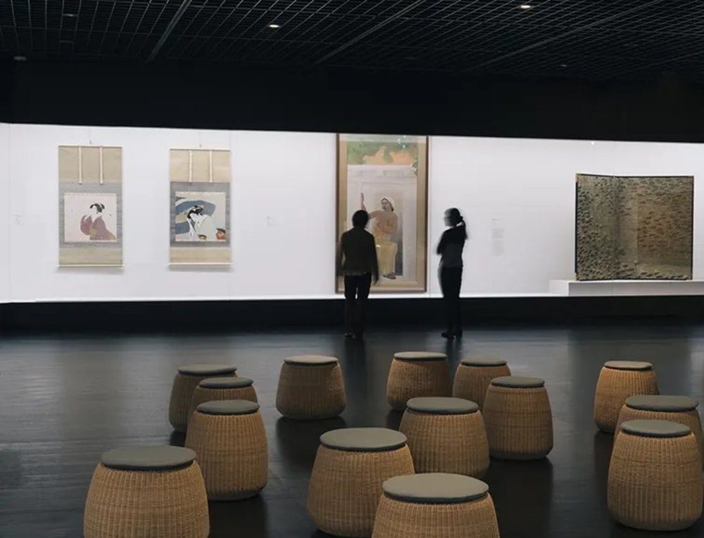 Hanging scrolls and folding screens that change from season to season