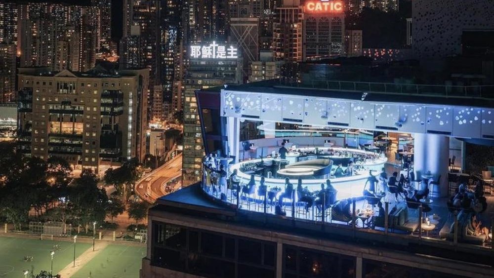 Imagine having a sip here after a tiring day. Image credit to SKYE Rooftop & Dining on Facebook