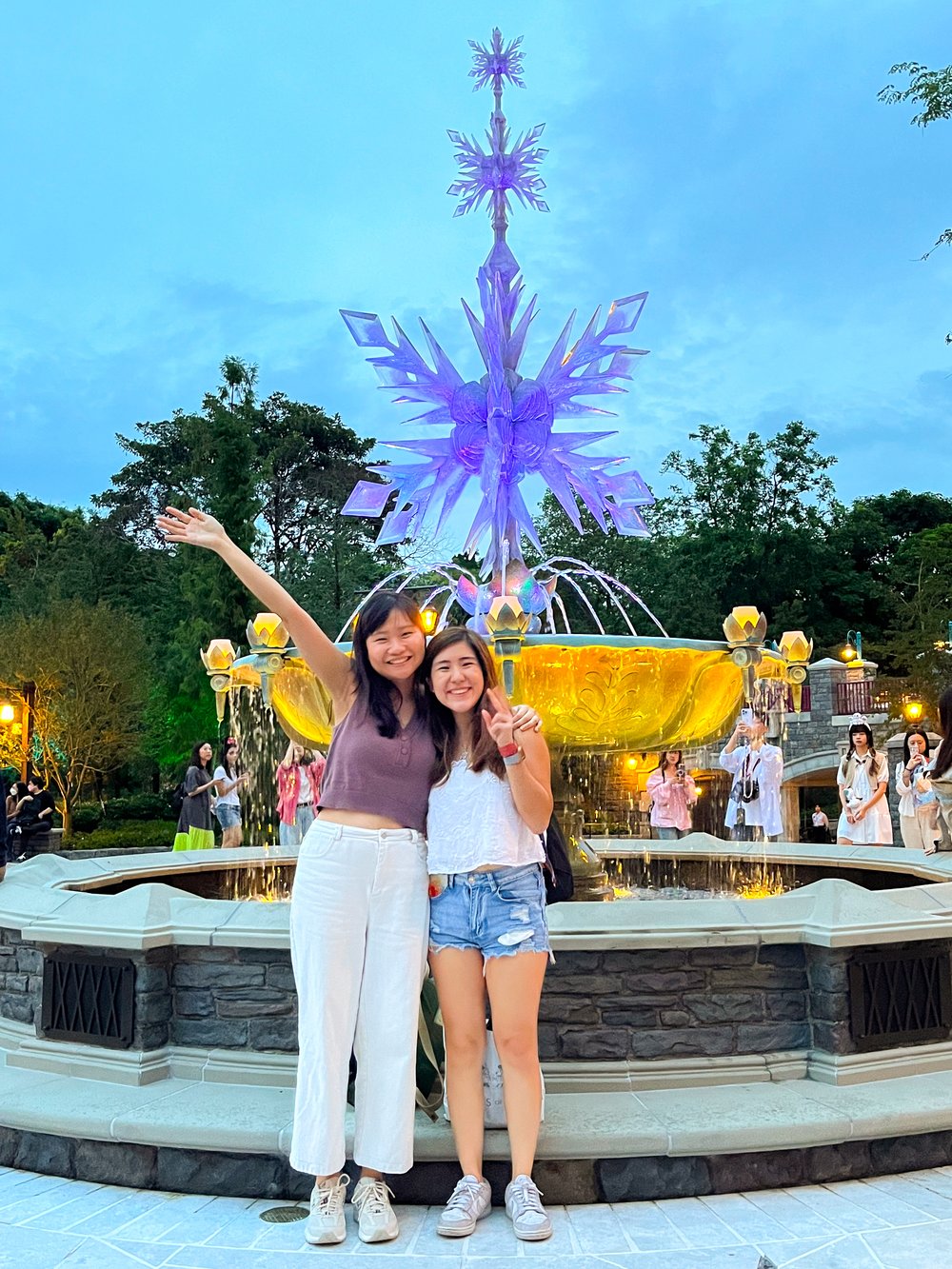 world of frozen friendship fountain