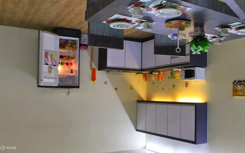 Ngôi Nhà Lộn Ngược