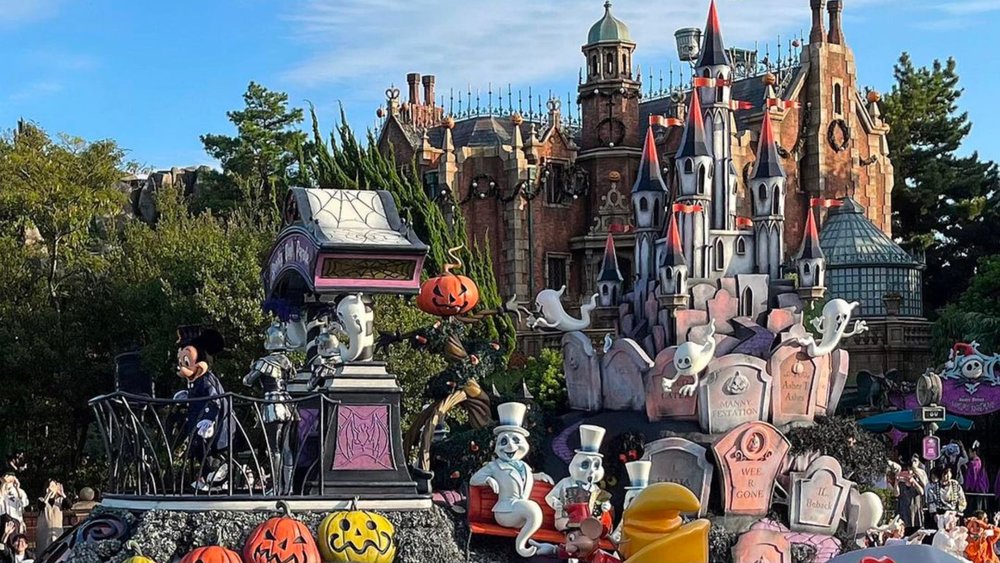 Tokyo Disneyland is owning the Halloween spirit with an all-day celebration!  Credits: @zihanxu120 on Instagram