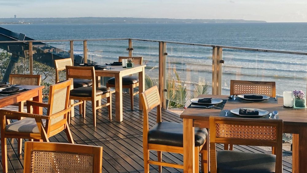 Chillax on a rooftop overlooking spectacular ocean views! Credits to @graciajuliafr on Instagram