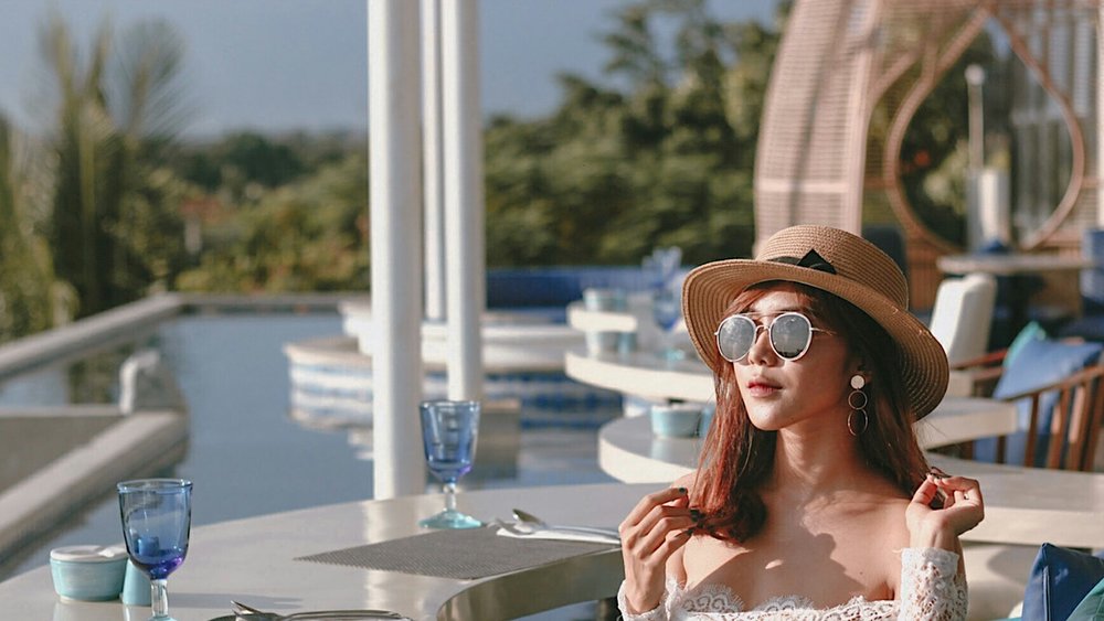 Every hour is happy hour when you get this overlooking view in Bali! Credits to @srikmartini13 on Instagram