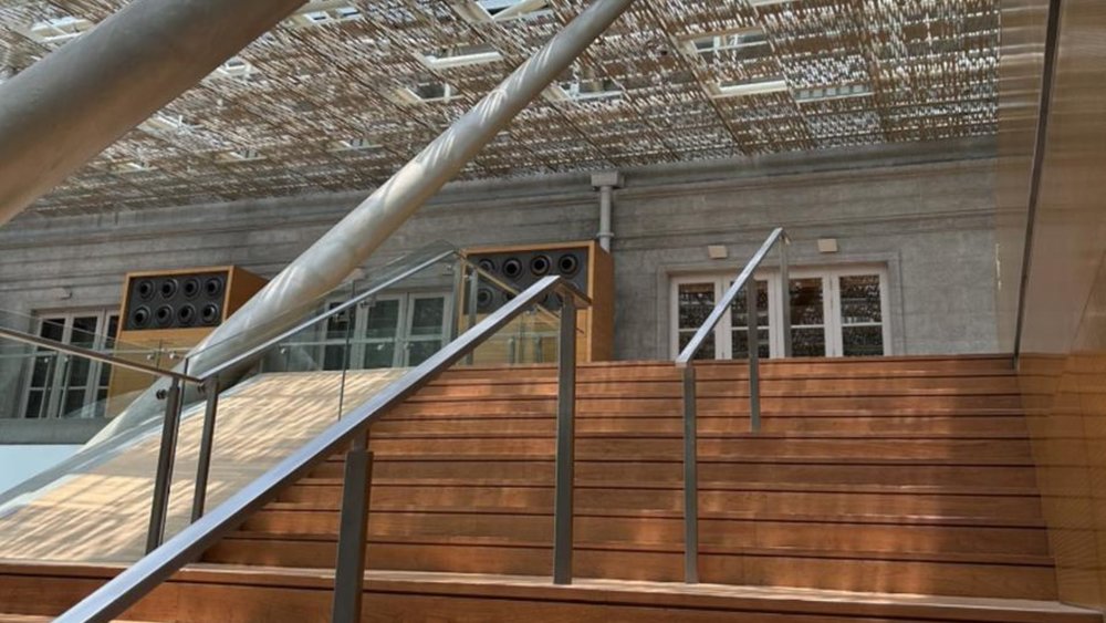 Staircase OOTD, anyone? Image credits to Nurulain