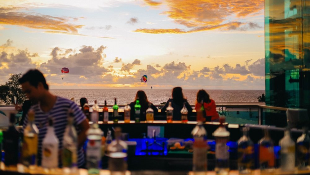 Take a break from the crowded nightlife for a sophisticated setting. Credits to @keeskylounge on Instagram