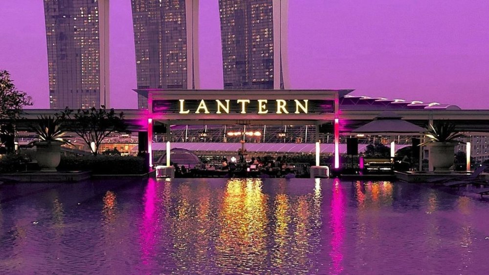 Grab a drink and enjoy Singapore's city lights at Lantern. Credits to @fullertonbayhotelsg on Instagram.