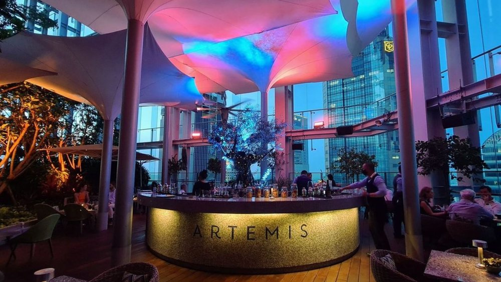 From the bar to the views, sip in style at Artemis Grill & Sky Bar. Credits to @artemis.sg on Instagram.