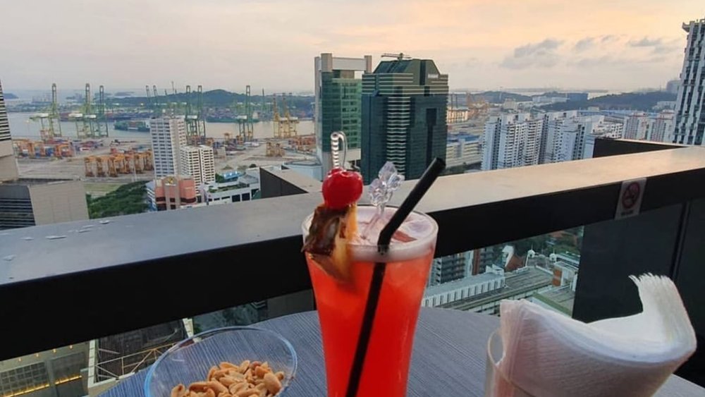 Savour the beauty of Singapore with every sip at Graffiti Sky Bar. Credits to @carltoncityhotelsg on Instagram.