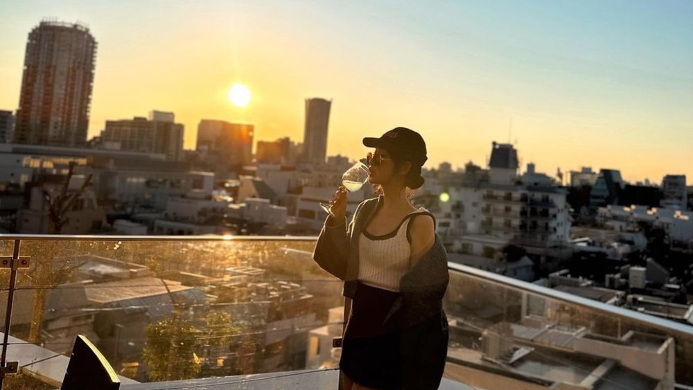 Drinks best served with a view. Credits to @lesleslin on Instagram