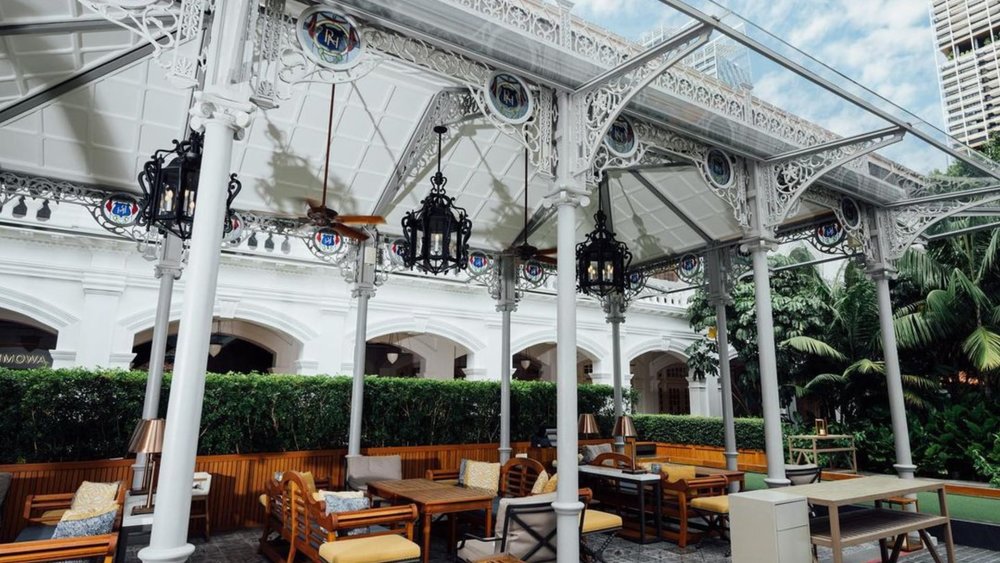 The white arches will make your photo look like a portal to an elegant world, where timeless beauty unfolds. Image credits to @rafflescourtyard on Instagram