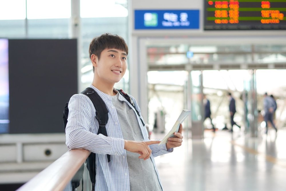 韓国　駅で地図を見る男性