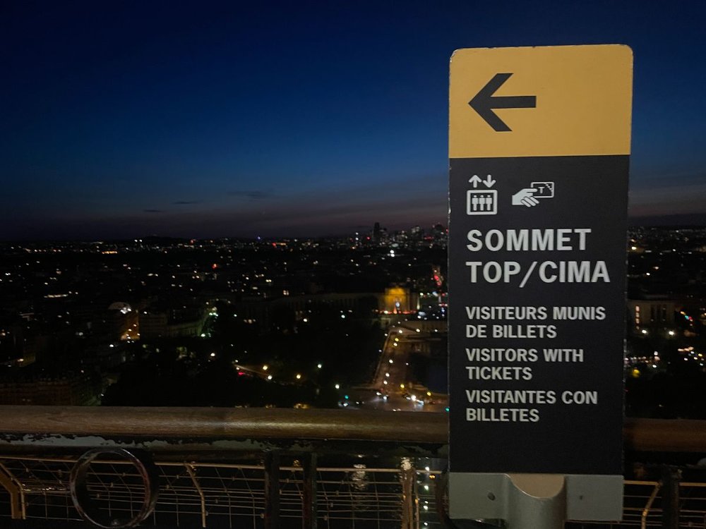 エッフェル塔ツアー　案内板と夜景