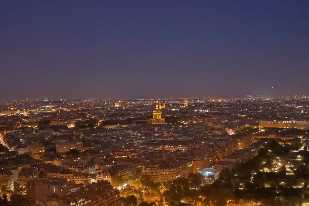エッフェル塔ツアー　エッフェル塔の遠景（夜）
