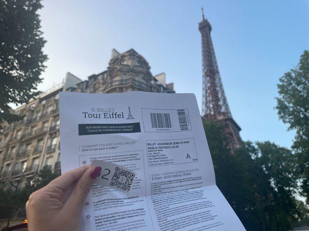 エッフェル塔ツアー　案内書とエッフェル塔