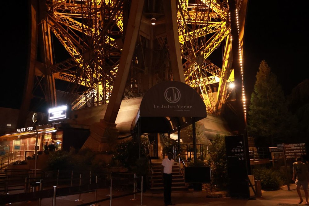 エッフェル塔ツアー　エッフェル塔の地上部とお店