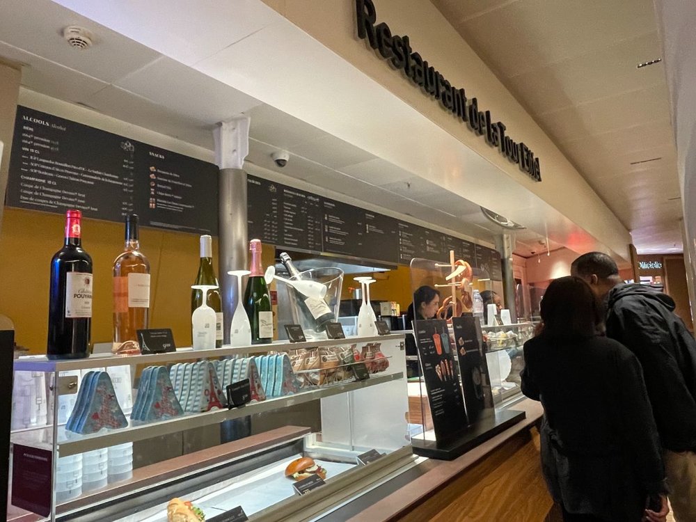 エッフェル塔ツアー　ワインとチーズのお店