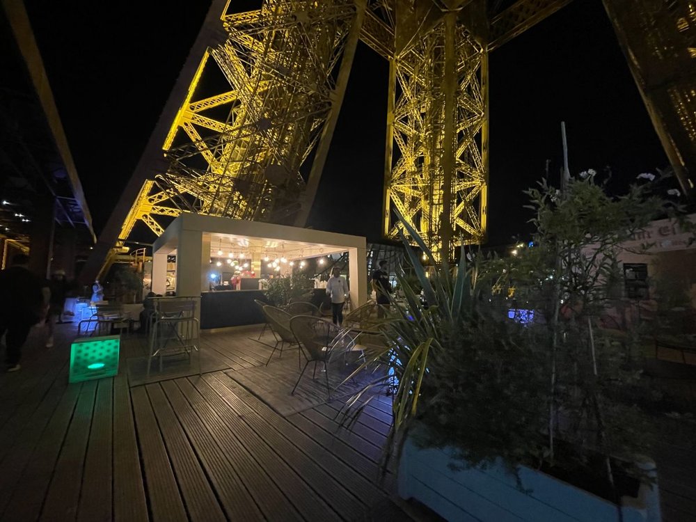 エッフェル塔ツアー　エッフェル塔地上部のお店②