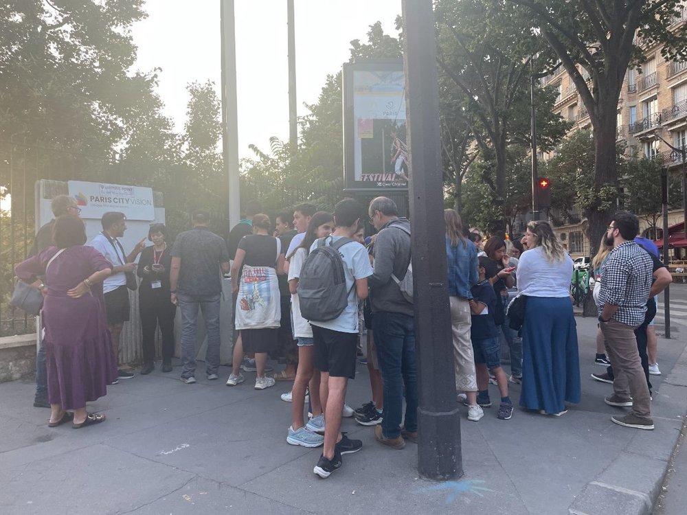 エッフェル塔ツアー　人だかり