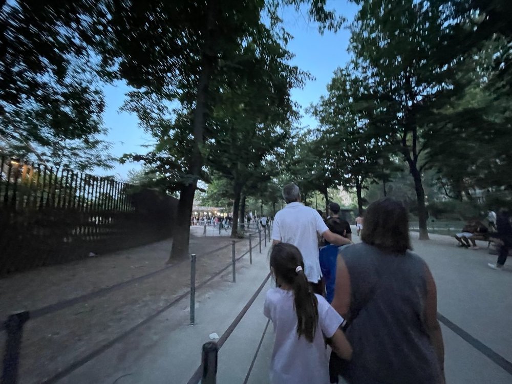 エッフェル塔ツアー　歩く人々の後ろ姿