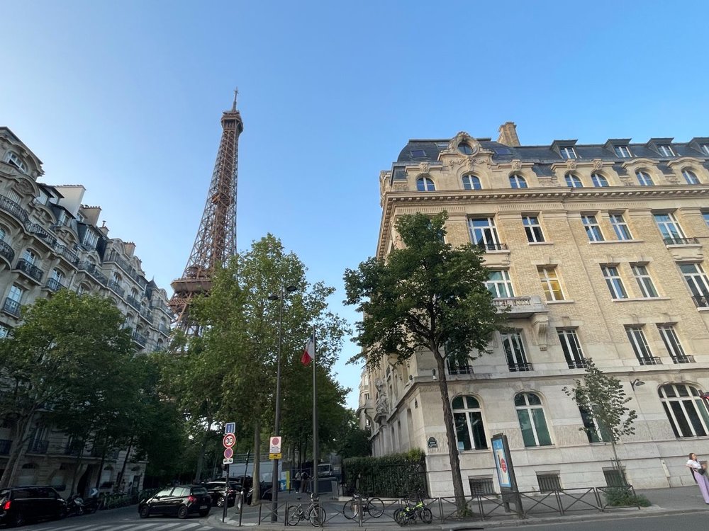 エッフェル塔ツアー　下から見たエッフェル塔