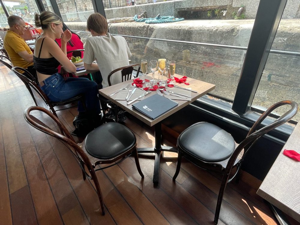 セーヌ川クルーズ 船内