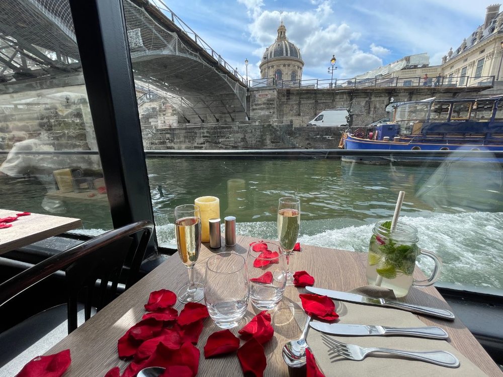 セーヌ川クルーズ 船内からの景色②