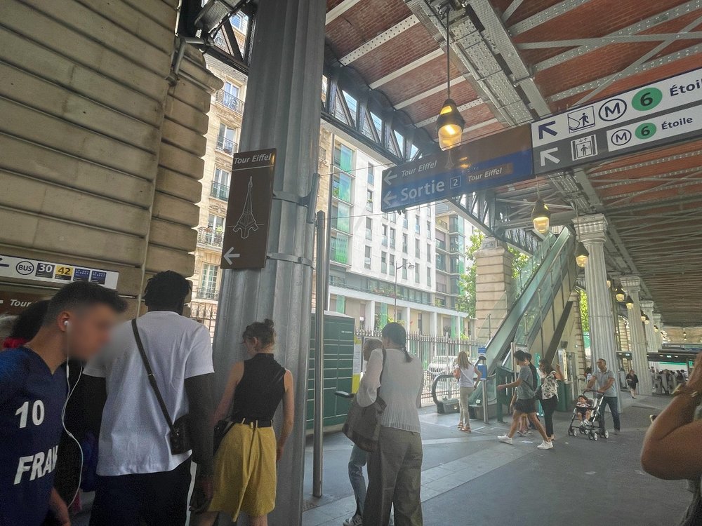 Tour Eiffel line 6 station