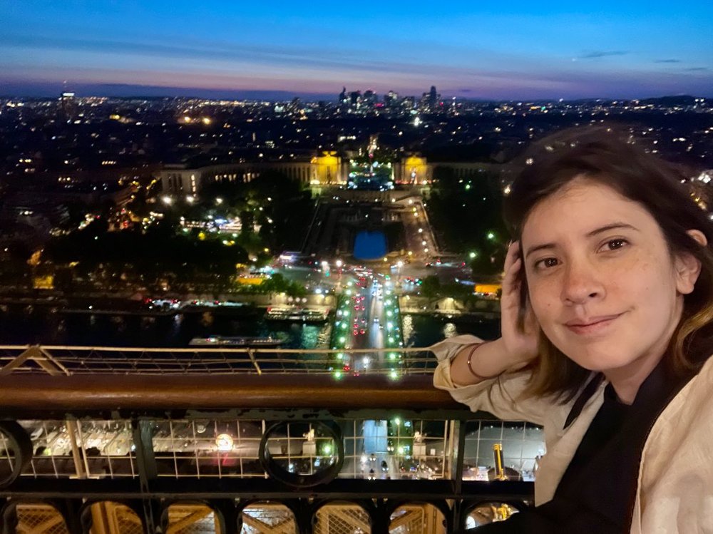 エッフェル塔ツアー　エッフェル塔の遠景（夜）と女性