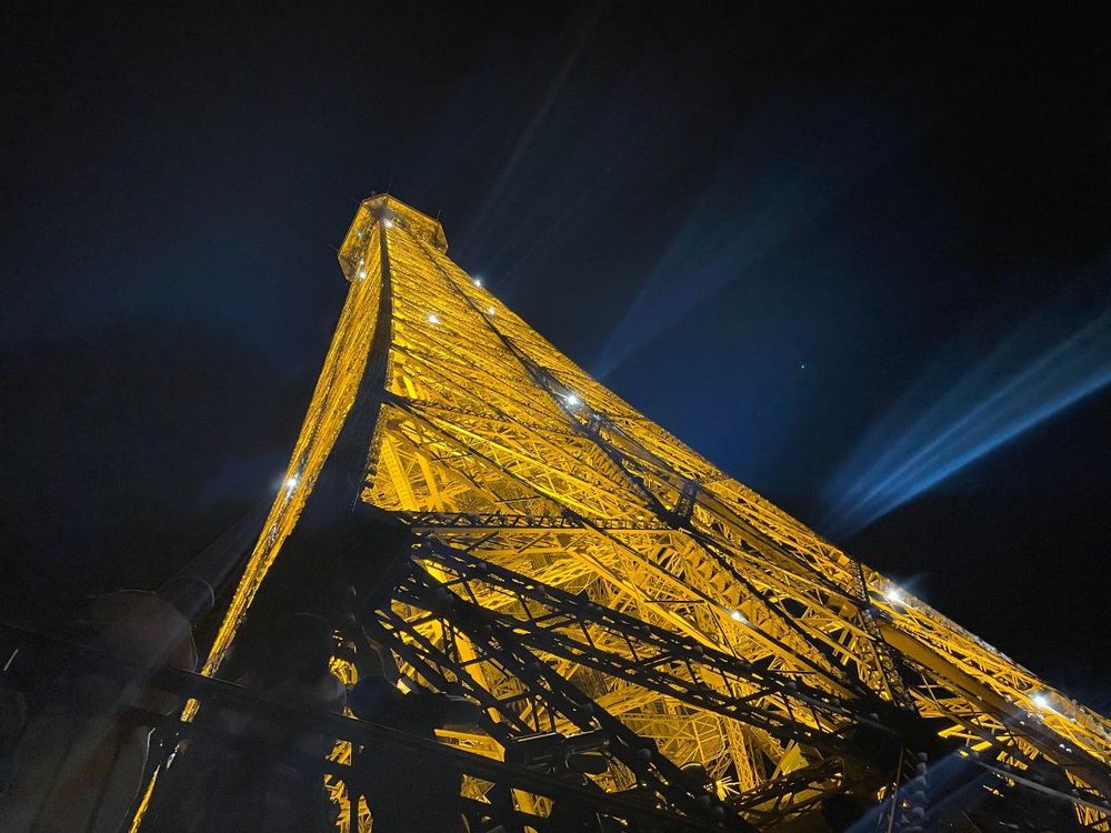 エッフェル塔ツアー　下から見たエッフェル塔（夜）⑥