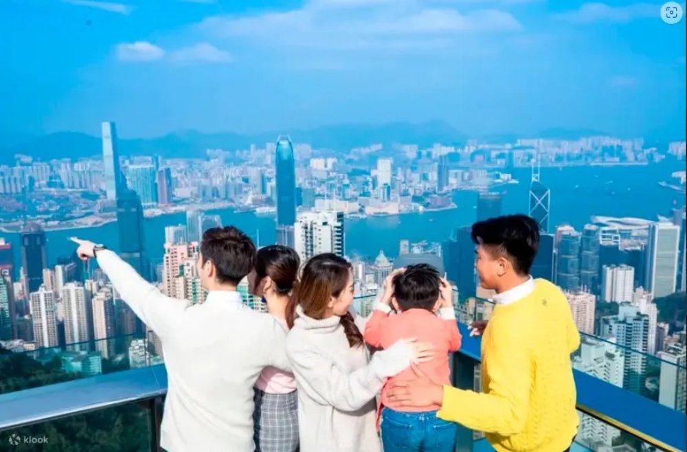 Tourist ovelooking the city