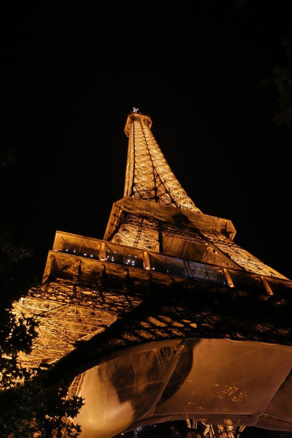 エッフェル塔ツアー　下から見たエッフェル塔（夜）